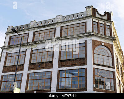 Shoreditch, London, Regno Unito - 20 Luglio 2017: la facciata della casa di Wimborne - un antico edificio con grandi finestre. Foto Stock