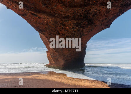 Vista all'interno dell'arco sulla spiaggia di Legzira Foto Stock