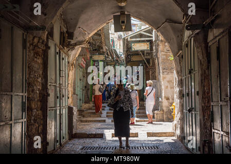 Gerusalemme, Israele - 15 Maggio 2018: pellegrini cristiani attraversando la Via Dolorosa, che si ritiene essere il cammino che Gesù camminava sulla strada per la sua crucifixio Foto Stock