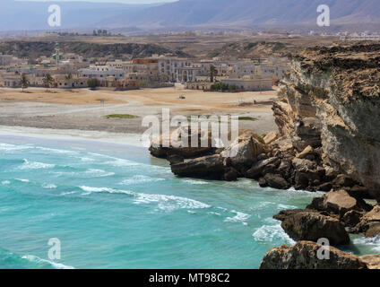 Il mare e le scogliere, Dhofar Governatorato, Taqah, Oman Foto Stock