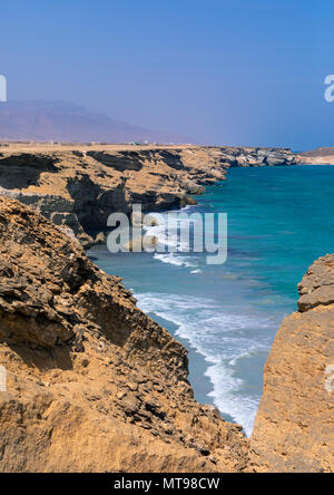 Il mare e le scogliere, Dhofar Governatorato, Taqah, Oman Foto Stock