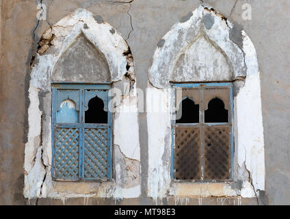 Legno scolpito le finestre di una casa abbandonata, Dhofar Governatorato, Mirbat, Oman Foto Stock
