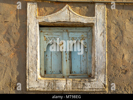 Scolpita in legno finestra di una casa abbandonata, Dhofar Governatorato, Mirbat, Oman Foto Stock