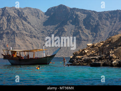 I turisti lo snorkeling a isola del telegrafo, Governatorato Musandam, Khasab, Oman Foto Stock