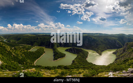 Si snoda a rocky river fiume Uvac in Serbia Foto Stock