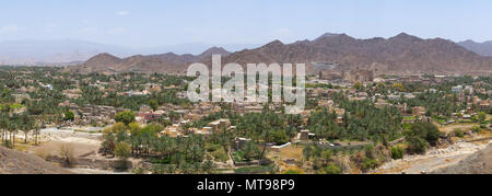 Bahla Fort nel mezzo di un'oasi, Ad Dakhiliyah ‍Governorate, oasi di Bahla, Oman Foto Stock