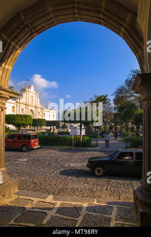 A Ciudad de Guatemala, Aprile 25, 2018: Saint James Cathedral inquadrata in un arco a piazza centrale in Antigua, la Chiesa cattolica è stata costruita in stile Barocco spagnolo Guatemala Stile architettonico Foto Stock