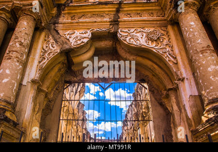 A Ciudad de Guatemala, Aprile 25, 2018: vista delle rovine della vecchia cattedrale in Antigua Guatemala con recinzione metallica nella porta, patrimonio culturale mondiale dell UNESCO Foto Stock