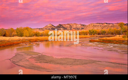 Panorama di un autunno alba sul fiume di polvere vicino broadus, montana Foto Stock