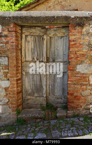 Vecchia porta di legno in Italia Foto Stock