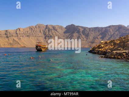 I turisti lo snorkeling a isola del telegrafo, Governatorato Musandam, Khasab, Oman Foto Stock