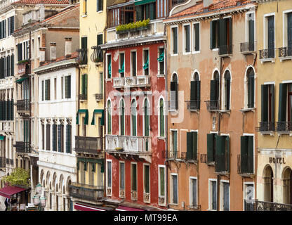 Multi-colore di pareti di case in affitto a Venezia Foto Stock