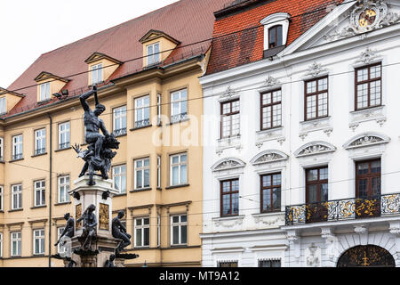 Viaggio in Germania - Hercules statua sulla Herkulesbrunnen fontana vicino rococò del palazzo Schaezlerpalais sulla Maximilianstrasse Street nella città di Augusta in rai Foto Stock