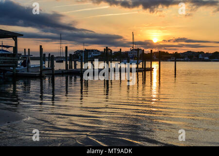 Tramonto in Wrightsville Beach vicino a Wilmington North Carolina. Acqua calma e colorati di cielo, barche a vela poggiante nel porto. Foto Stock