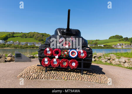 Sherman serbatoio l'esercizio Tiger memorial Torcross Slapton Sands Devon per noi soldati persi durante il giorno d esercitazioni pratiche in aprile 1944 Foto Stock