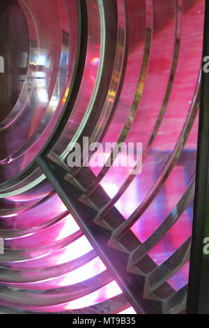 Colori sorprendenti e riflessi dalle lenti nel settore luce, al vecchio faro, Dungeness. Foto Stock