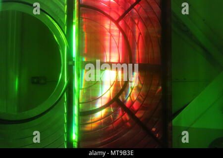 Colori sorprendenti e riflessi dalle lenti nel settore luce, al vecchio faro, Dungeness. Foto Stock