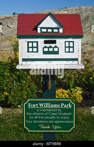 Cape Elizabeth, Maine, Stati Uniti d'America: la donazione casella al Portland Head Light (1791) dispone di un piccolo rustico di replica il guardiano del faro della casa. Foto Stock