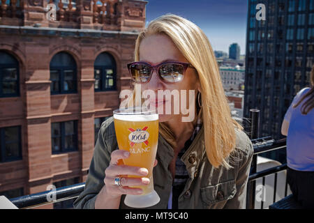 Avendo una birra sul tetto dell'Hôtel Place d'Armes - Vieux-Montréal Foto Stock