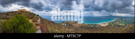 Panorama della baia di mare con la vecchia fortezza veneziana Itzedin e turco fortezza medievale in Aptera, Chania sull isola di Creta, Grecia Foto Stock