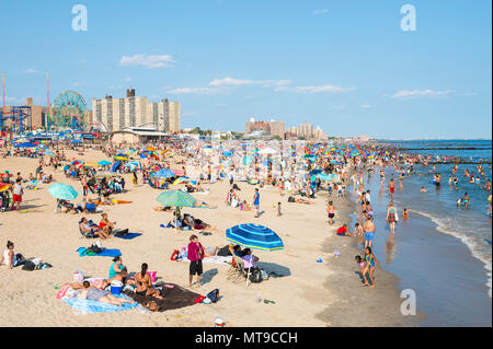 NEW YORK CITY - Agosto 20, 2017: vista di coloro che godono di un giorno d'estate sulla affollata di Coney Island Beach e dal lungomare. Foto Stock