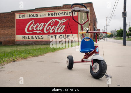 Coca Cola murale il vecchio edificio livrea Radio Flyer passeggino sul marciapiede Foto Stock