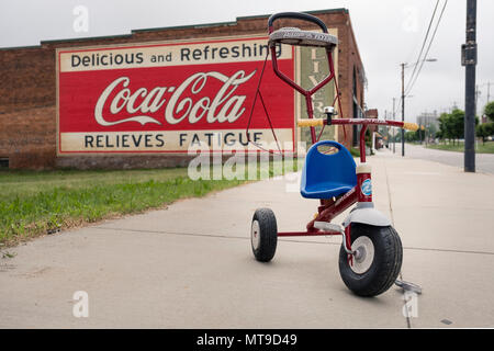 Coca Cola murale il vecchio edificio livrea Radio Flyer passeggino sul marciapiede Foto Stock
