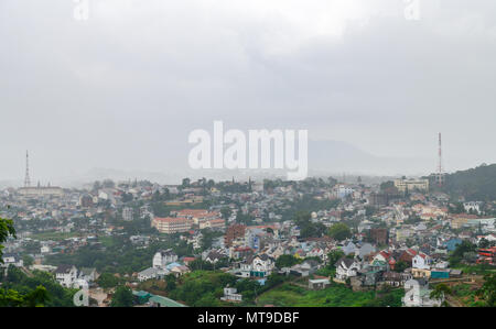 Cityscape di Da Lat, vietnam con la nebbia nella stagione delle piogge,da Lat è una città famosa per il viaggio in Vietnam. Città di amore e di fiori. Foto Stock