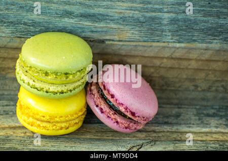 Amaretti colorati. amaretti su un tavolo di legno. Foto Stock