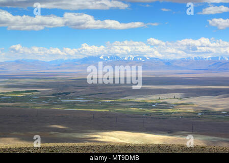 Paesaggio con fiume valle nelle montagne di Altai Foto Stock