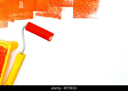 La vernice rossa tratti sulla superficie bianca con rullo di vernice vista piana Foto Stock