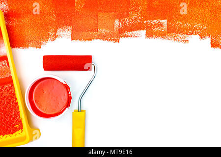 La vernice rossa colpi su sfondo bianco, rullo e vernice vassoio vista piana Foto Stock
