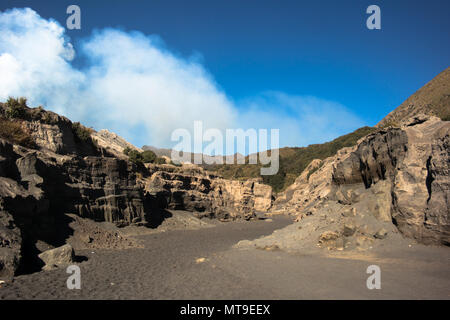 Un piccolo valey in bromo, Indonesia Foto Stock