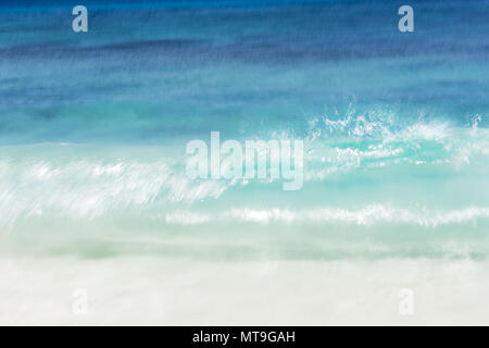 Onde che si infrangono sulla spiaggia. Mahe, Seicelle Foto Stock