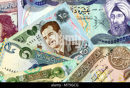 Lo sfondo da vecchie banconote diverse del denaro in Iraq Foto Stock