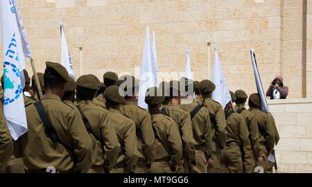 Junior militari israeliani soldati in uniforme di rendere omaggio a Gerusalemme il Muro del pianto per la città vecchia Foto Stock