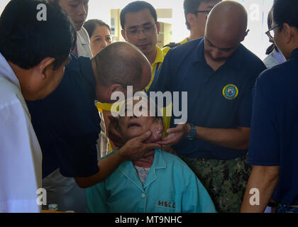 180518-N-QV906-082 NHA TRANG, Vietnam (18 maggio 2018) Capt. Hector Caballero (sinistra) e il tenente La Cmdr. Arte Ambrosio (a destra), attualmente assegnati ai militari di comando Sealift nave ospedale USNS misericordia (T-AH-19), valutare un candidato chirurgica durante un intervento di chirurgia plastica di consultazione. La misericordia è attualmente implementata in sostegno del Partenariato Pacifico 2018 (PP18). PP18's missione è lavorare collettivamente con host e nazioni partner per migliorare l'interoperabilità a livello regionale di emergenza e capacità di risposta, aumentare la stabilità e la sicurezza nella regione e promuovere nuove amicizie durature in tutto l'Indo-Pacifico ri Foto Stock