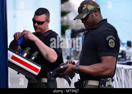 Il personale Sgt. James Kivlehan e Sgt. Marvin Lamarre, sia del Massachusetts guardia nazionale del primo civile il Team di supporto, preparare e testare le radio vicino all'inizio della Maratona di Boston, Aprile 16, 2017 in Hopkinton, Massachusetts Il primo supporto civile squadra ha ospitato più di una ventina di altri Stati che hanno risposto alla loro chiamata per assistenza per fornire un sicuro e sicuro l'esperienza di gara ai partecipanti e spettatori ( Foto Stock