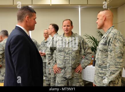 Da sinistra, Assistente del Segretario della Air Force per le installazioni, Ambiente e Energia John Henderson parla di Air Force installazione agenzia aggiudicatrice comandante Brig. Gen. Cameron Holt e Air Force installazione e la missione del Centro di supporto comandante il Mag. Gen. Brad Spacy al AFIMSC ufficiale generale e senior executive summit di servizio 15 Maggio a San Antonio. In aggiunta al vertice, circa 30 senior Air Force leader ha partecipato anche alla installazione e supporto di missione di armi e tattiche Conferenza per ascoltare le soluzioni proposte per alcuni dei servizi più agile combat challen supporto Foto Stock