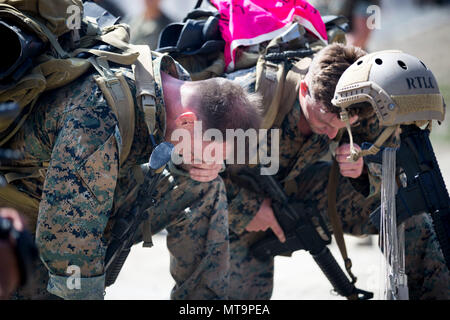 Sgt. Justin M. Logue, sinistra e Sgt. Scott C. Hunt, assistente di entrambi i team leader, Alfa Company, 1° Battaglione di ricognizione, si inginocchia davanti a un campo di battaglia cross durante la decima edizione della sfida Recon in Marine Corps base Camp Pendleton, California, 17 maggio 2018. Il Recon Challenge è aperta a tutte le ricognizioni Marines e marinai provenienti da tutto il mondo. (U.S. Marine Corps foto di Cpl. Juan C. Bustos) Foto Stock