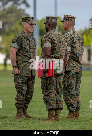 Lt. Gen. Craparotta Lewis, I Marine forza expeditionary comandante generale, a destra premi Sgt. Il Mag. Bradley Kasal, sinistra, l'uscita MI MEF sergente maggiore, la legione di merito durante un sollievo e cerimonia di nomina su Camp Pendleton, California, 18 maggio 2018. Sgt. Il Mag. James Porterfield sostituito Kasal come ho MEF sergente maggiore. Kasal ha servito come ho MEF sergente maggiore fin dal 2015 ed è di ritirarvi dal Marine Corps dopo 34 anni di servizio. (U.S. Marine Corps foto di Cpl. Giacobbe Farbo) Foto Stock