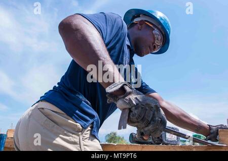 180518-N-FV739-169 NHA TRANG, Vietnam (18 maggio 2018) - Marine Sgt. Jade Thompson, assegnati al 9° Supporto Tecnico battaglione (ESB), rimuove il quadro a partire da un a struttura per tetti durante una capacità di ingegneria a Ninh Binh scuola primaria a sostegno del Partenariato Pacifico 2018 (PP18). PP18's missione è lavorare collettivamente con host e nazioni partner per migliorare l'interoperabilità a livello regionale di emergenza e capacità di risposta, aumentando la stabilità e la sicurezza nella regione e favorire la nascita di nuove e durature amicizie in tutta la regione Indo-Pacifico. Pacific Partnership, ora nel suo tredicesimo iterazione Foto Stock