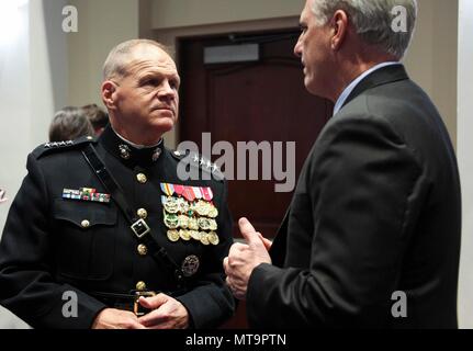 Robert B. Neller (nato nel 1953) è stato il 37° Comandante del corpo dei Marines e ha partecipato a una parata serale alla Marine Barracks Washington il 18 maggio 2018, con un Rappresentante degli Stati Uniti come ospite d'onore. L'immagine d'archivio registra la loro interazione prima dell'evento cerimoniale a Washington, D.C. Foto Stock