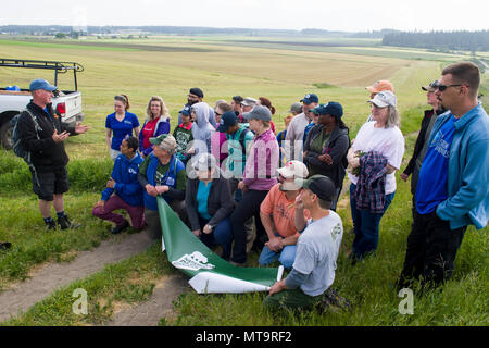 180520-N-KH COUPEVILLE214-0015, nello Stato di Washington (20 maggio 2018) Capt. Geoffrey Moore, comandante della Naval Air Station (NAS) Whidbey Island, parla a un gruppo di volontari durante le Forze Armate giorno trail clean-up di Ebby's Landing National Historic Reserve. Le Forze Armate giorno progetto di volontariato è un annuale sforzo cooperativo tra numerose organizzazioni per fornire il servizio di volontariato alla locale Parchi Nazionali servizio a Ebby della Riserva nel tentativo di mantenere il punto di riferimento storico. (U.S. Foto di Marina di Massa lo specialista di comunicazione 2a classe Scott Wood/rilasciato) Foto Stock