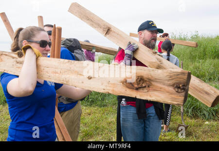 180520-N-KH COUPEVILLE214-0043, nello Stato di Washington (20 maggio 2018) i volontari preparare per il traino di legname e gli attrezzi necessari fino il sentiero Bluff durante le Forze Armate giorno trail clean-up di Ebby's Landing National Historic Reserve. Le Forze Armate giorno progetto di volontariato è un annuale sforzo cooperativo tra numerose organizzazioni per fornire il servizio di volontariato alla locale Parchi Nazionali servizio a Ebby della Riserva nel tentativo di mantenere il punto di riferimento storico. (U.S. Foto di Marina di Massa lo specialista di comunicazione 2a classe Scott Wood/rilasciato) Foto Stock