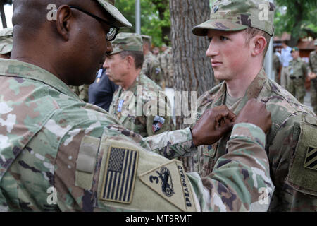 KABUL, Afghanistan (20 maggio 2018) - USA Esercito il Mag. Gen. Patrick onere, vice comandante del combinato di sicurezza comando di transizione - Afghanistan (CSTC-A), perni la medaglia della NATO su un U.S. Soldato durante una cerimonia qui maggio 20, 2018. Personale militare e civile che ha supportato la NATO-led supporto risoluto missione durante la loro distribuzione si sono aggiudicati la medaglia della NATO a sostegno risoluto quartier generale a Kabul, Afghanistan. (Sostegno risoluto foto di Erickson Barnes) Foto Stock