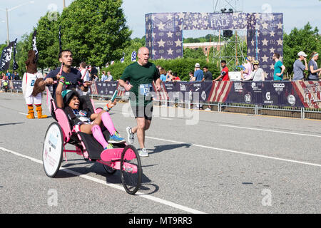 I partecipanti della undicesima edizione del Marine Corps metà storico (MCHH) eseguire il 13.1-miglio percorso dalla Fredericksburg Expo Center nel centro storico di aree di Fredericksburg, Virginia, 20 maggio 2018. Il MCHH attrae oltre 8.000 partecipanti e comprende il diavolo cane doppia e Marine Corps semper 5ive gare. (U.S. Marine Corps foto di Cpl. Brooke Deiters) Foto Stock