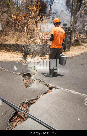 Pāhoa, Hawaii, 19 maggio 2018 - STATI UNITI Geological Survey (USGS) Research Scientist Christoph Kern utilizza un diossido di zolfo (SO2) sensore per monitorare e testare la qualità dell'aria dopo il Kīlauea eruzione vulcanica. La zona residenziale di Leilani Estates è stata evacuata a causa della elevata concentrazione di SO2 emettere nelle fessure della terra che eventuali fuoriuscite di lava in suddivisioni. A richiesta del membro, FEMA personale sono a terra per il supporto di funzionari locali con salva-vita misure di protezione di emergenza, rimozione dei detriti e la riparazione, la sostituzione o il restauro di disaster-danneggiato pubblicamente-o Foto Stock