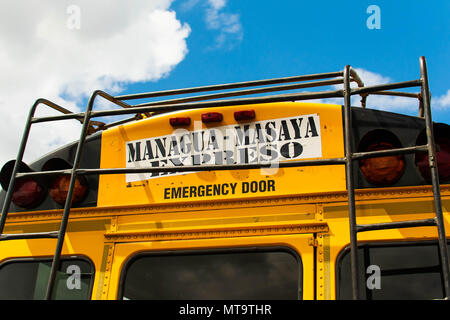 Masaya, Nicaragua. Febbraio 7, 2018. La parte posteriore di un pollo autobus parcheggiato presso i mercati Masaya, Nicaragua Foto Stock