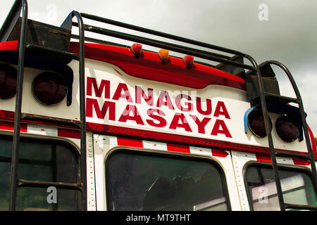 Masaya, Nicaragua. Febbraio 7, 2018. La parte posteriore di un pollo autobus parcheggiato presso i mercati Masaya, Nicaragua Foto Stock